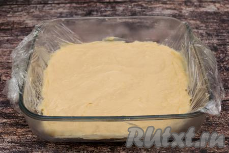 Выложить горячую молочную смесь в подготовленную форму, хорошо разровнять поверхность десерта лопаткой. Дать смеси остыть до комнатной температуры, а затем отправить форму в холодильник на 3 часа (до полного застывания молочной массы).