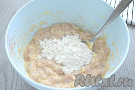В получившуюся массу всыпаем 2 столовых ложки муки.