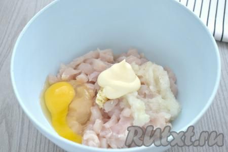 В эту же миску добавляем сырое яйцо и майонез, хорошо перемешиваем.