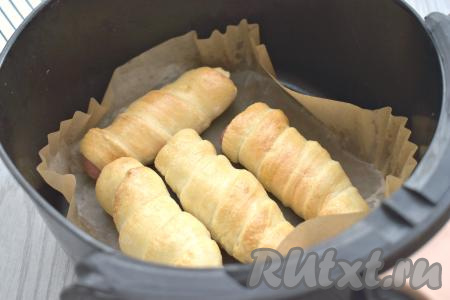 Аэрогриль включаем на 160 градусов, время выставляем - 20-25 минут. Через 10-15 минут с начала выпечки сосиски в дрожжевом тесте нужно перевернуть и продолжить готовить оставшиеся 10 минут (до подрумянивания теста). Время выпечки во многом зависит от мощности вашего аэрогриля, у меня аэрогриль мощностью 1400 Ватт.