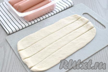 Раскатанный пласт теста разрезаем на 4 равных полоски (ширина каждой полоски получилась 3 сантиметра).