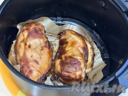 Выставить температуру 180 градусов, время - 25 минут. Через 15 минут с начала запекания перевернуть куриную грудку на другую сторону и продолжить готовить в аэрогриле оставшееся время.&nbsp;Готовность грудки можно проверить, сделав на филе разрез, если в разрезе мясо светлое, без розовых вкраплений, значит оно готово. Если же в разрезе есть кровяные вкрапления, значит нужно увеличить время запекания минут на 5.