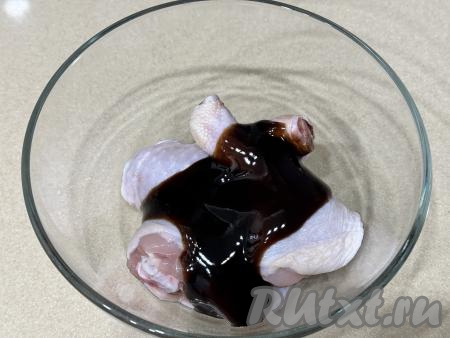 В миску с куриными ножками добавить соус "Терияки".&nbsp;