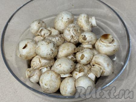 Затем влить растительное масло и соевый соус, хорошо перемешать и оставить шампиньоны промариноваться на 1 час при комнатной температуре. В процессе маринования их нужно 2-3 раза аккуратно перемешать, чтобы они равномерно пропитались соусом. Соевый соус достаточно солёный, поэтому дополнительно грибы можно не солить.