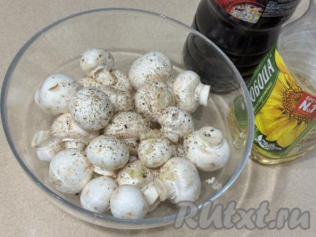 Шампиньоны промыть водой, удаляя загрязнения с грибов. Дать грибам немного обсохнуть. В&nbsp;достаточно глубокую миску выложить&nbsp;шампиньоны, добавить очищенный и пропущенный через пресс чеснок, всыпать чёрный&nbsp;молотый перец.&nbsp;