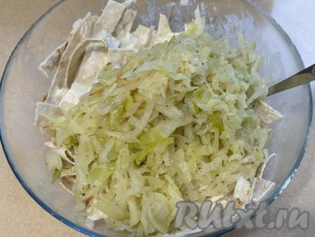 Добавить в миску капусту.
