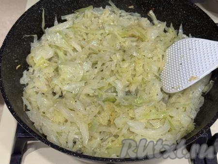 Прогреть растительное масло в сковороде, выложить нарезанную капусту. Обжарить капусту в течение 15-20 минут (она должна стать достаточно мягкой) на среднем огне, периодически перемешивая. В процессе обжаривания посолить и приправить специями. Убрать капусту с огня, дать немного остыть.