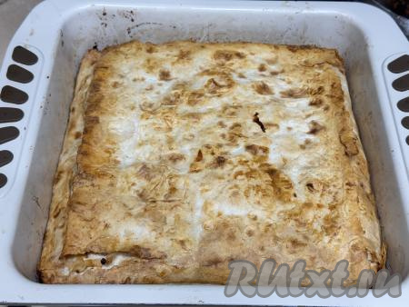 Выпекать пирог с капустой из лаваша в разогретой до 200 градусов духовке 30 минут.