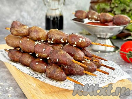 Готовые мягкие, сочные, нежные шашлычки из куриных сердечек достать из аэрогриля и подать прямо на шпажках, дополнив любимым соусом. Я при подаче посыпала блюдо кунжутом.