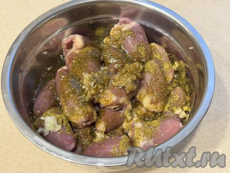 Влить в миску соевый соус и растительное масло.