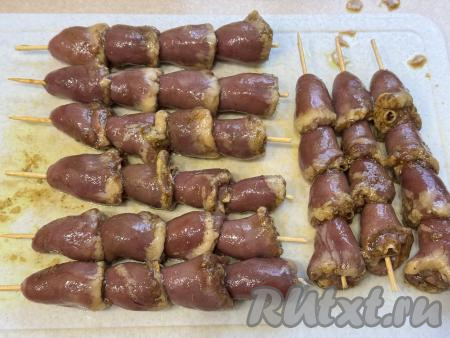 Минут за 10-15 до окончания маринования сердечек, нужно взять деревянные шпажки, на которые вы в дальнейшем будете нанизывать сердечки, выложить их в отдельную ёмкость залить полностью водой. Оставить шпажки в воде минут на 10-15 - это делается для того, чтобы шпажки не подгорали в процессе запекания сердечек в аэрогриле. Замаринованные сердечки нанизать на деревянные шпажки. У меня получились 9 шашлычков.