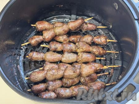 В процессе запекания нужно каждые 3-4 минуты вынимать чашу из аэрогриля, переворачивать шашлычки из сердечек, чтобы они равномерно запеклись и не пригорели.