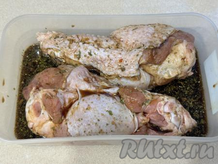 Чтобы индейка хорошо промариновалась, выложить её вместе с соевым соусом в пластиковый лоток, закрыть крышкой. Отправить плечики индейки мариноваться на 1-2 часа в прохладное место. Пока плечи маринуются, их нужно будет 2-3 раза перевернуть, чтобы они равномерно пропитались соевым соусом.