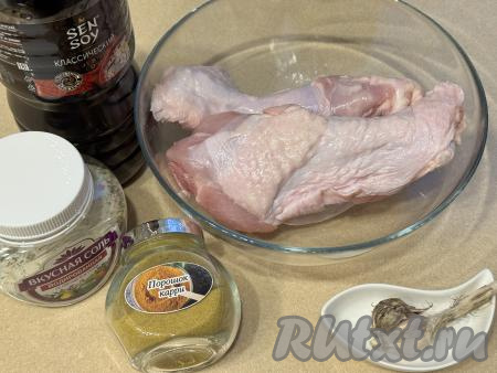 Подготовить продукты для приготовления плеч индейки в аэрогриле. Плечи индейки промыть водой, обсушить. Чеснок почистить.