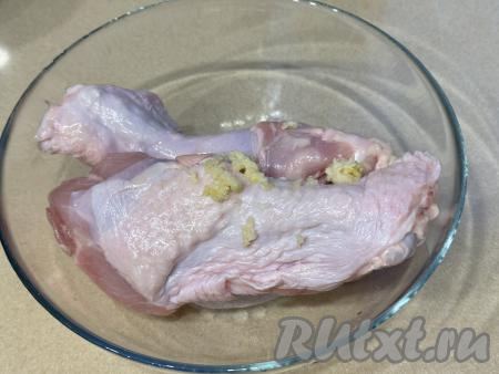 Выложить плечи индейки в миску, добавить чеснок, пропущенный через пресс.