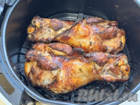 В процессе запекания для того чтобы плечи индейки равномерно приготовились, их нужно будет каждые 10 минут переворачивать. После звукового сигнала, означающего окончание запекания, нужно оставить плечи индейки в выключенном аэрогриле на 20 минут, чтобы мясо ещё потомилось.