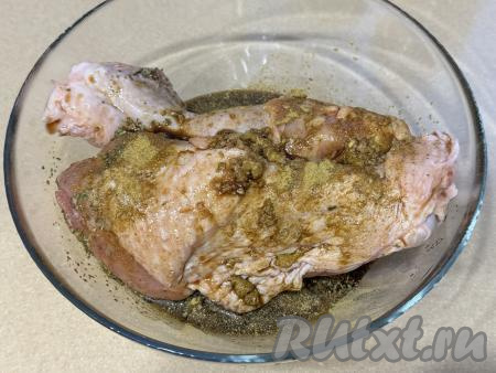 В эту же миску влить соевый соус и растительное масло, всыпать специи (в качестве специй я добавила карри). При желании можно добавить немного соли, обязательно учитывая степень солёности соевого соуса, который вы используете. Хорошо натереть мясо индейки специями со всех сторон и несколько раз окунуть в соевый соус.&nbsp;