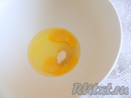 Прежде всего замесим блинное тесто, для этого в миску нужно разбить яйца, всыпать сахар и соль.