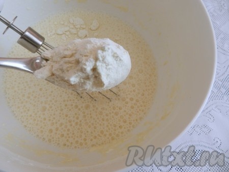 Начать добавлять по 1 столовой ложке муки, каждый раз тщательно вмешивая её венчиком в тесто.