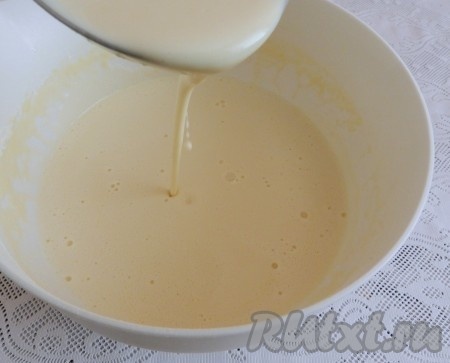 Добавляя постепенно муку, замесить негустое блинное тесто, как на фото. Добавить в тесто растительное масло, перемешать.