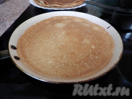 Хорошо разогреть сковороду, смазанную растительным маслом, влить половник теста, равномерно распределить по дну сковородки. Жарить блин до подрумянивания с двух сторон на среднем огне. Готовый блин аккуратно переложить на тарелку. Периодически перемешивая тесто, постепенно пожарить все блинчики. Сковороду после жарки первого блина я маслом не смазываю, но многое зависит от качества покрытия вашей сковородки.