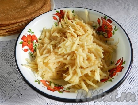 Яблоки для начинки вымыть, очистить от кожуры и натереть на крупной тёрке, не затрагивая семенную коробку с косточками, в глубокую миску. К натёртым яблокам добавить сахар, перемешать.