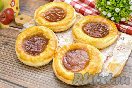 Готовые ватрушки достаём из духовки, остужаем и подаём к столу. Вот так достаточно просто из слоёного теста можно приготовить воздушные, вкусные, аппетитные ватрушки с повидлом!