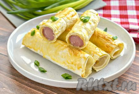 Готовые сосиски, запечённые с сыром в лаваше, достаём из аэрогриля и горячими подаём к столу. Это простое, вкусное, достаточно сытное блюдо можно подать и на завтрак, и на полдник, можно взять и в качестве перекуса на работу.