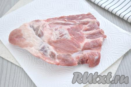 Свиные рёбрышки в аэрогриле я буду запекать целиком, а при подаче их нарежу на части. Моем рёбра, обсушиваем.