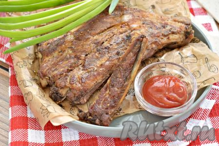 Сочные, нежные, мягкие свиные рёбра, приготовленные в фольге, достаём из аэрогриля, нарезаем на части и, дополнив любимыми соусами, свежей зеленью, гарниром подаём к столу.