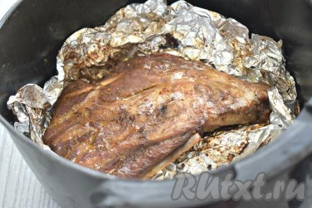 После того как свиные рёбра запекутся в течение 40 минут,&nbsp; достаём чашу из аэрогриля, аккуратно, чтобы не обжечься, разворачиваем фольгу. Снова отправляем чашу в аэрогриль, устанавливаем температуру 200 градусов, запекаем рёбрышки 10-15 минут (до приятного подрумянивания мяса). Я готовила в аэрогриле мощностью 1400 Ватт, мясо успело полностью приготовится. Для того чтобы проверить готовность, нужно сделать на рёбрах разрез, если мясо в разрезе светлое, без кровяных вкраплений, значит рёбрышки готовы.