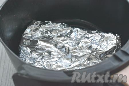 Свиные рёбра заворачиваем в фольгу со всех сторон, помещаем в чашу аэрогриля. Отправляем чашу в аэрогриль. Включаем аэрогриль, выставив температуру 210 градусов, а время - 40 минут. Через 20 минут с момента начала запекания достаём чашу из аэрогриля, рёбра в фольге переворачиваем, отправляем чашу в аэрогриль и продолжаем запекать оставшиеся 20 минут (до звукового сигнала).