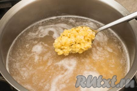 В кастрюлю с закипевшим бульоном выложить подготовленную чечевицу, дать ещё раз бульону закипеть. Уменьшить огонь, варить чечевицу до мягкости. Я готовила суп с красной чечевицей, уже по прошествии 20 минут с момента закипания бульона она хорошо разварилась. Если вы будете варить суп, например, с зелёной чечевицей, то её варить придётся немного дольше (точное время варки смотрите на упаковке чечевицы, которую вы используете).