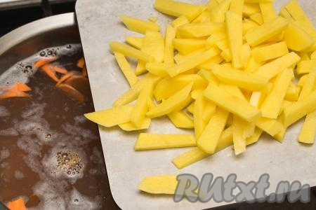 Сразу же выложить в кастрюлю очищенную картошку, нарезанную на средние брусочки.