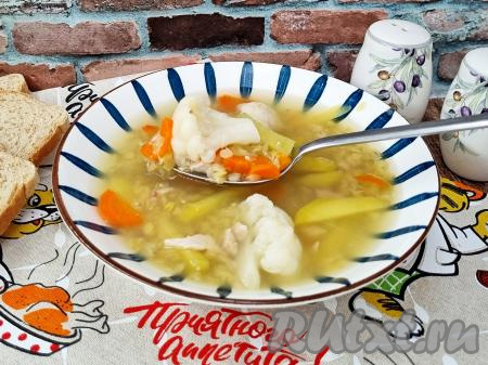 Разлить аппетитный, вкусный, насыщенный суп с чечевицей и цветной капустой по тарелкам, в горячем виде подать к столу.