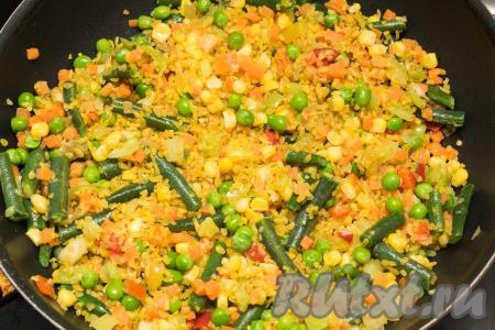 Обжарить булгур с овощами, периодически перемешивая, в течение 2-3 минут. Благодаря обжариванию булгур приобретает приятный аромат.