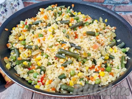 Готовое блюдо убрать с огня, перемешать. Булгур получается рассыпчатым, нежным, овощи - аппетитными, сочными.