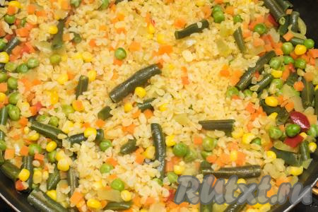 Накрыть сковороду крышкой, готовить минут 20-25 (до выпаривания воды, булгур должен стать мягким, но не переваренным).