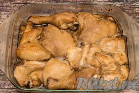 Духовку разогреть до 180 градусов, затем отправить в неё форму с кусочками курицы в соево-медовом соусе, запекать в течение 50-55 минут (до готовности мяса).