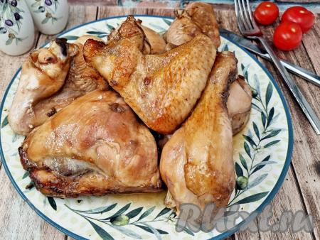 Готовность курицы можно проверить, проколов его вилкой (или надрезав ножом) в месте, где самый большой слой мяса, если вытекает прозрачный сок без примесей крови, значит курочка готова.