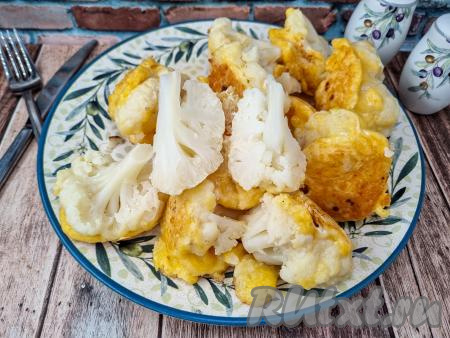 Цветная капуста, приготовленная в сырном кляре, получается очень нежной, она буквально тает во рту. Сыр придаёт капусте приятное сливочное послевкусие.