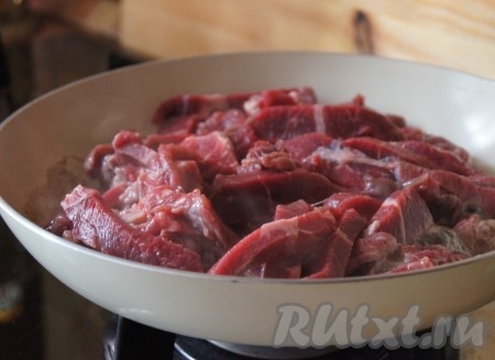 Мясо нарезаем на тонкие брусочки, тушим под крышкой на медленном огне в собственном соку (если мясо дало мало сока, добавьте немного воды) минут 30-40 (если у Вас телятина или курица достаточно минут 15).