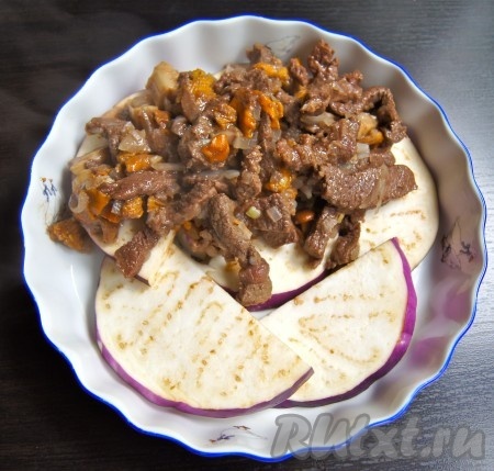 На баклажан кладем слой мяса с грибами и луком.