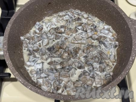 Перемешать шампиньоны со сметаной и снять грибную начинку с огня.&nbsp;