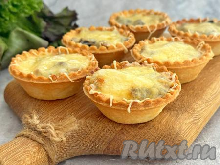 Тарталетки с нежным, аппетитным жульеном с грибами, достать из аэрогриля, переставить на тарелку. Запечь в аэрогриле оставшиеся тарталетки с жульеном.&nbsp;