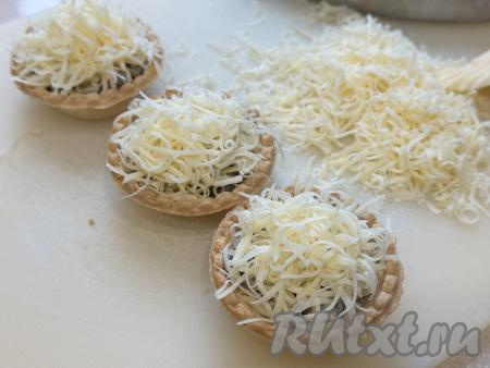 Выложить натёртый сыр поверх грибной начинки.&nbsp;