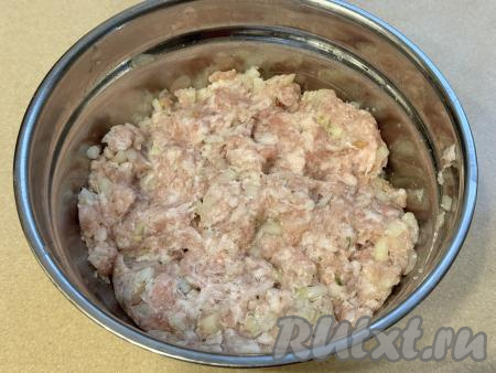 Хорошо перемешать фарш.