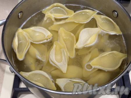 Макароны "Ракушки" выложить в кастрюлю с достаточно большим количество кипящей подсоленной воду, дать воде закипеть и варить 3 минуты на небольшом огне.