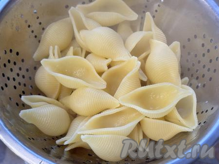 Затем откинуть макароны на дуршлаг, дать воде стечь. Оставить макароны в дуршлаге на несколько минут, чтобы ракушки остыли.