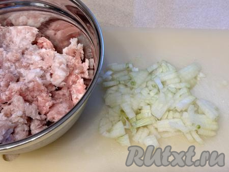 Мясной фарш&nbsp;выложить в глубокую миску. Лук очистить и мелко нарезать (или пропустить через мясорубку).